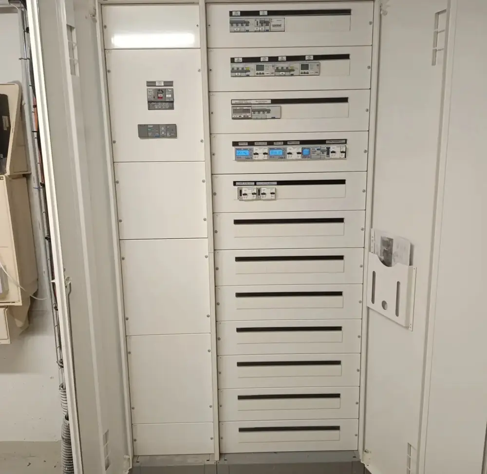 Armoire électrique de distribution pour bornes en copropriété