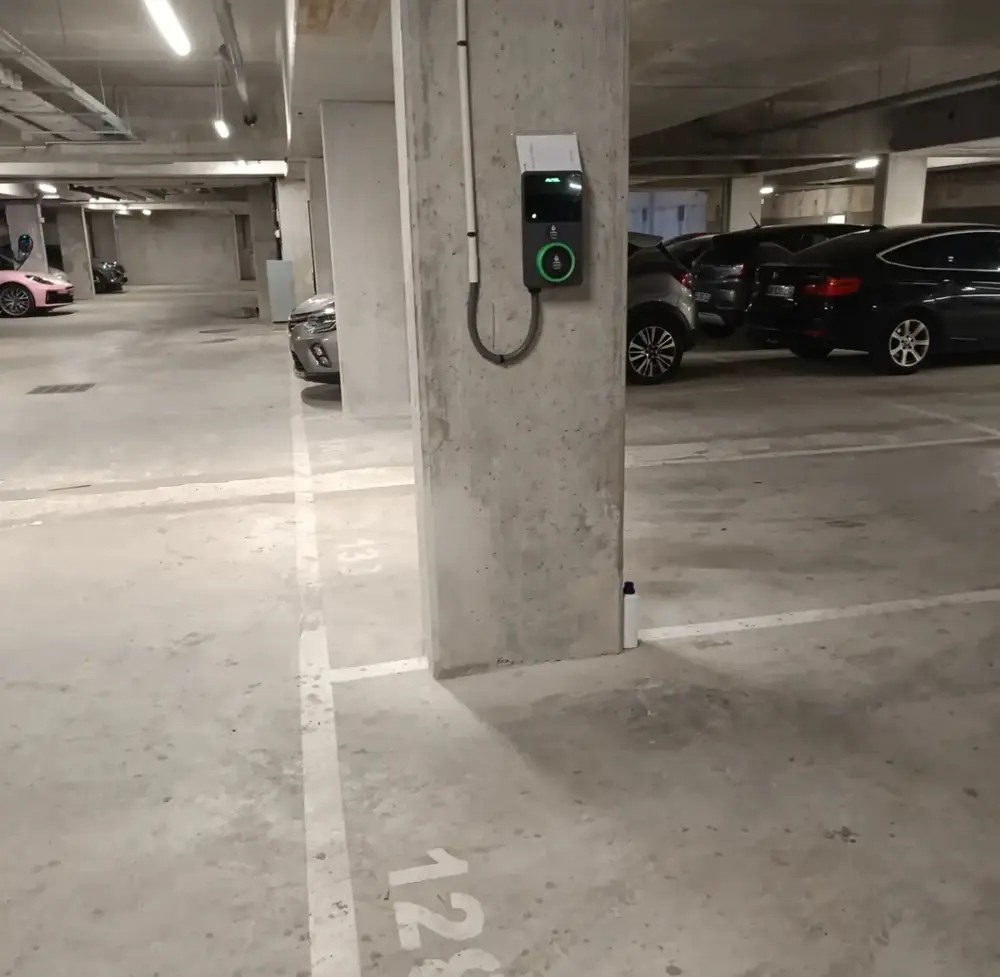 Borne Autel installée sur un pilier de parking souterrain en copropriété