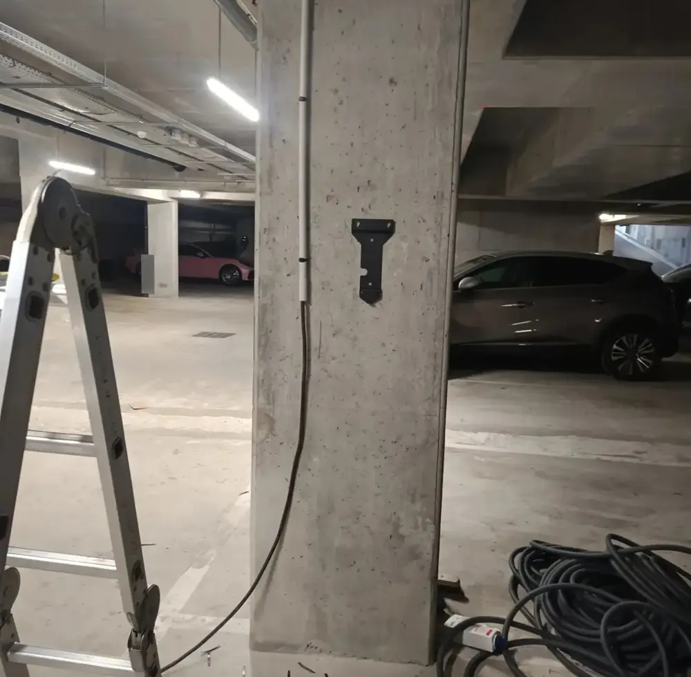 Support de borne fixé sur le pilier, câble sous tube