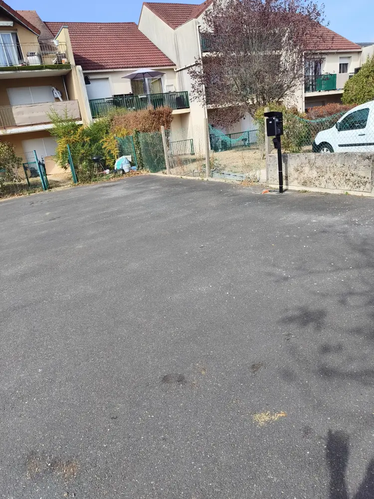 Borne V2C sur pied dans un parking extérieur de résidence