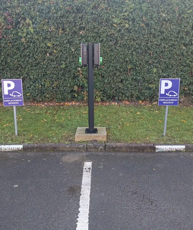 Borne double sur pied avec places réservées aux véhicules électriques