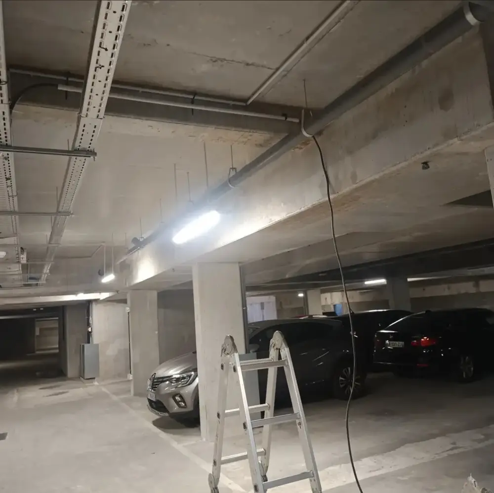 Cheminement du câble au plafond d'un parking de copropriété