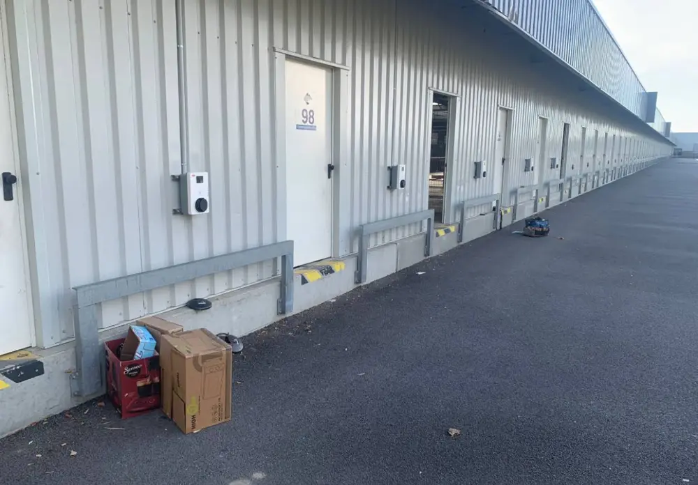 Bornes de recharge posées en façade d'un entrepôt logistique