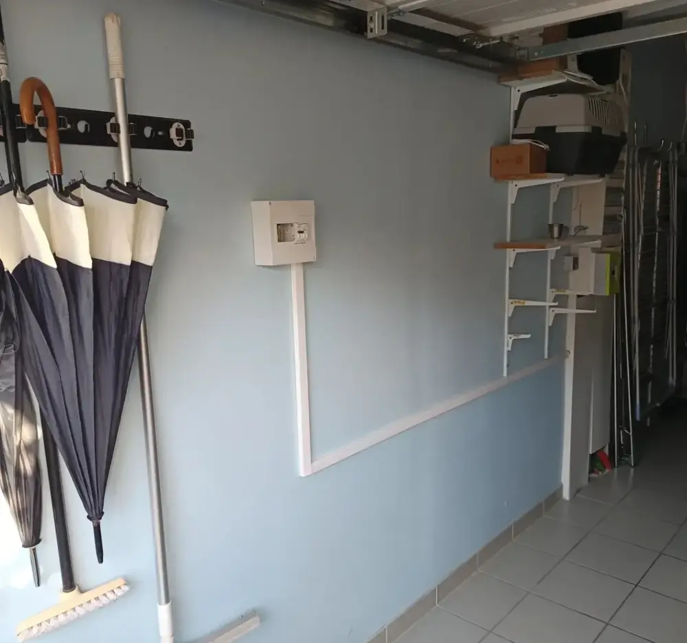 Tableau de protection de borne posé dans un garage, câble sous goulotte