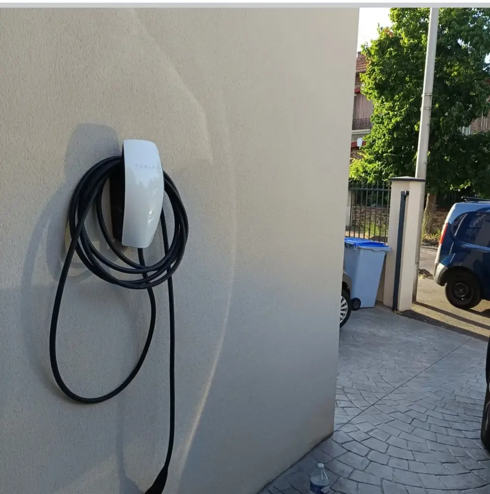 Tesla Wall Connector installé en façade de maison