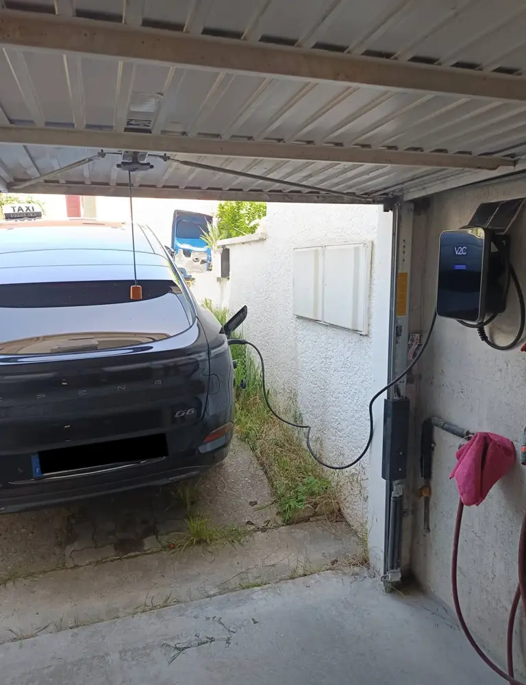 Borne V2C dans un garage, Xpeng G6 en charge