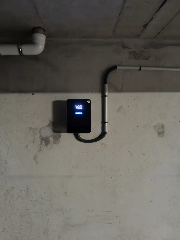 Borne V2C allumée en parking souterrain, alimentation sous tube