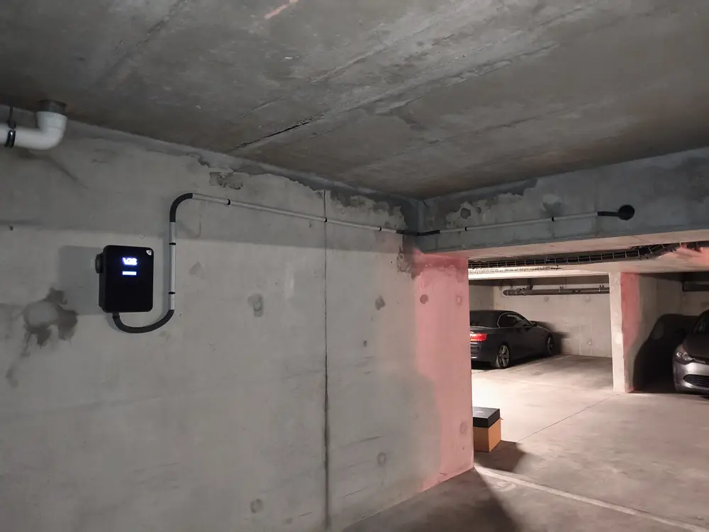 Borne V2C en parking souterrain, câble sous tube IRL