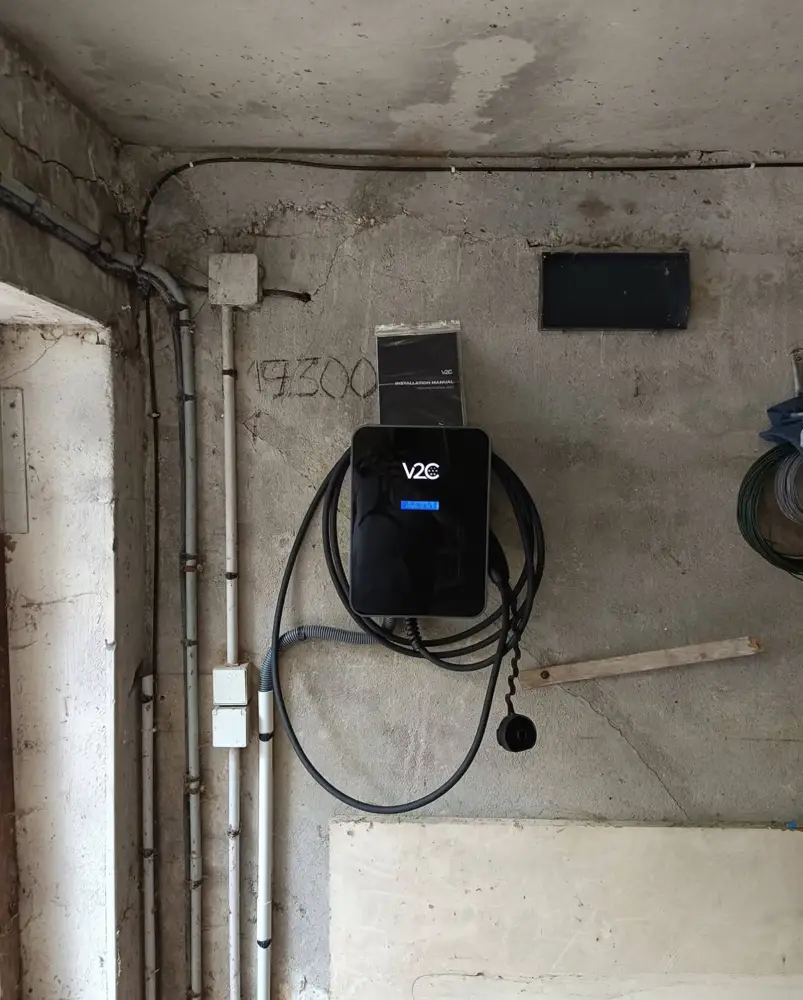 Borne V2C Trydan installée dans un garage individuel